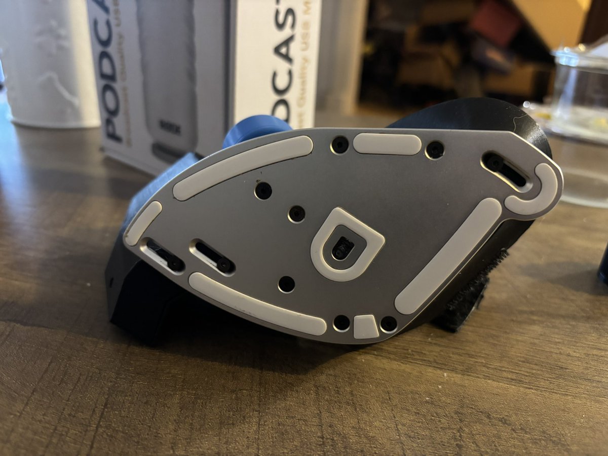 NozzaOneHand's tweet photo. Anyone interested in the @Azeron_Keypad #Cyro I have one for sale uk shipping only hit up my dms right handed only https://t.co/ylaOMhoxYO