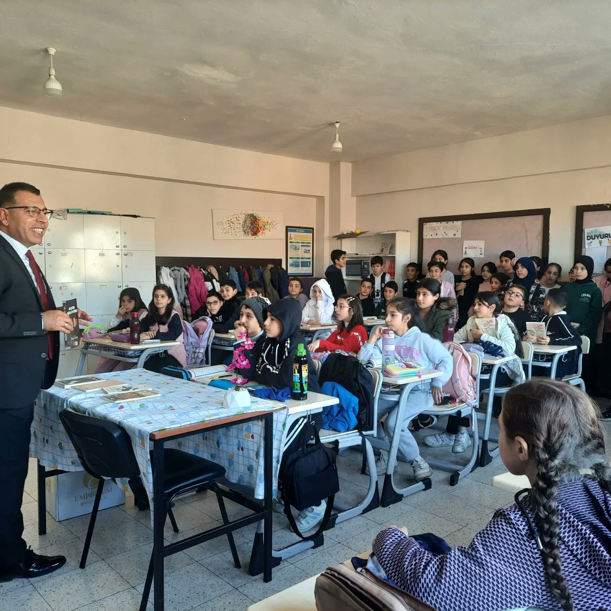 KihoNf's tweet photo. Din Öğretimi Genel Müdürlüğümüzün "Oku-Yorum" ve MEB tarafından uygulanan "Dilimizin Zenginlikleri" projesi kapsamında "Okur Yazar Buluşmaları" programımızda öğrencilerimiz Yazar Murat DOĞAN'la buluştu. https://t.co/dnZRkg4lbB