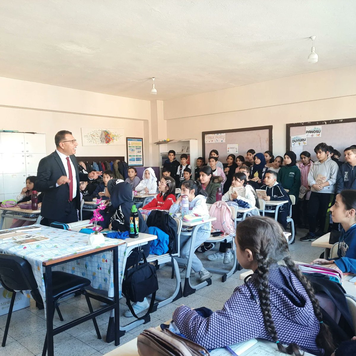KihoNf's tweet photo. Din Öğretimi Genel Müdürlüğümüzün "Oku-Yorum" ve MEB tarafından uygulanan "Dilimizin Zenginlikleri" projesi kapsamında "Okur Yazar Buluşmaları" programımızda öğrencilerimiz Yazar Murat DOĞAN'la buluştu. https://t.co/dnZRkg4lbB