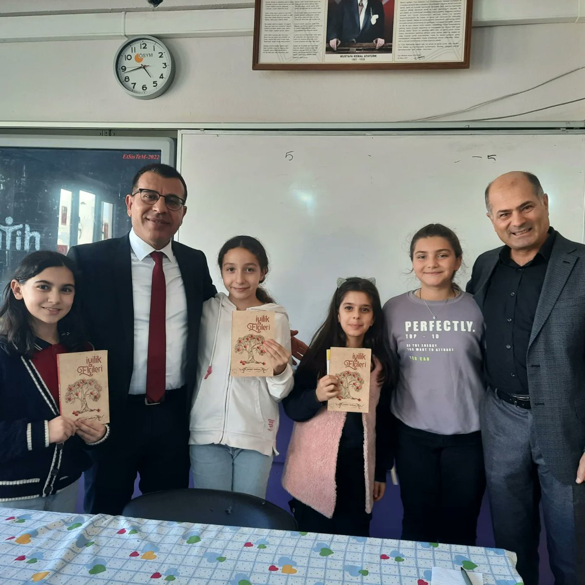 KihoNf's tweet photo. Din Öğretimi Genel Müdürlüğümüzün "Oku-Yorum" ve MEB tarafından uygulanan "Dilimizin Zenginlikleri" projesi kapsamında "Okur Yazar Buluşmaları" programımızda öğrencilerimiz Yazar Murat DOĞAN'la buluştu. https://t.co/dnZRkg4lbB