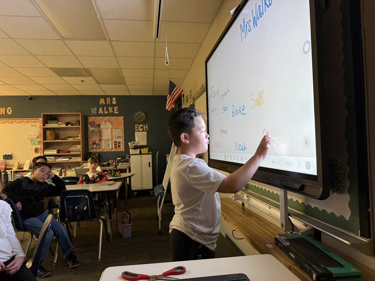 MrsWalker_WHE's tweet photo. Trying out the new boards! Thank you @HumbleISD https://t.co/fcKFYrG2PH