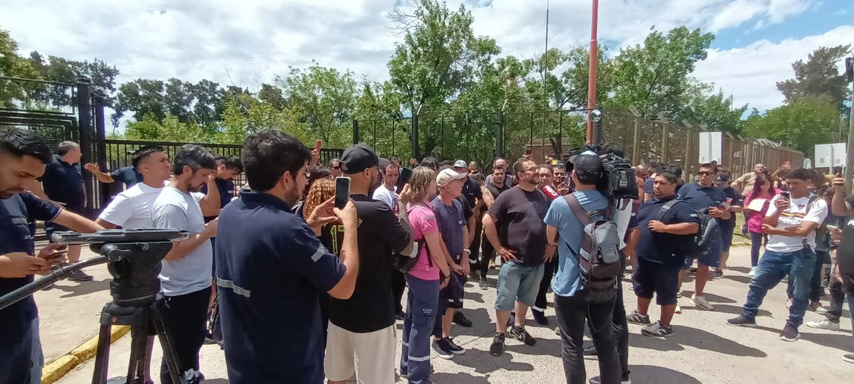⭕ San Fernando | Trabajadores de la empresa AVON concentran tras ser despedidos sin aviso previo ni causa. Más de 300 familias entre trabajadores de AVON, limpieza y comedor. El Sindicato de Perfumistas no aparece y sólo envía WhatsApp.