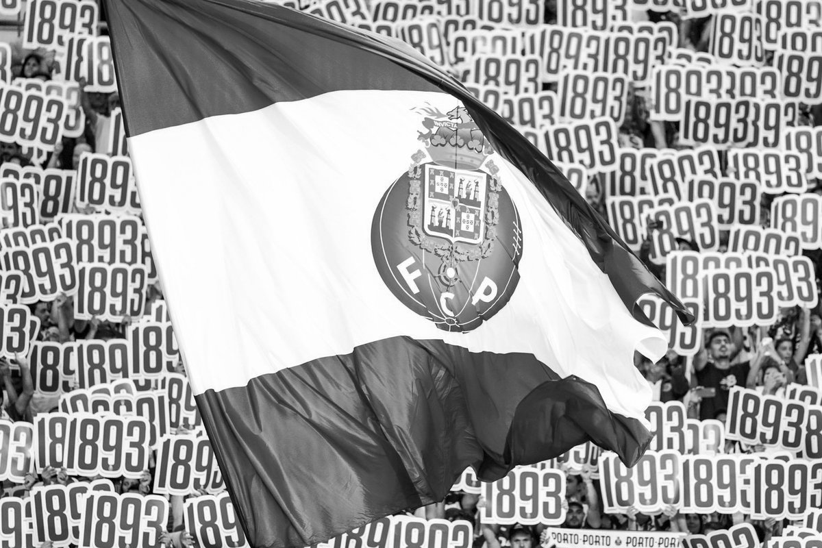 FCPorto's tweet photo. Nota de condolências 🔵⚪
O FC Porto recebeu com muita consternação a notícia do falecimento de Álvaro Faria, técnico de equipamentos que começou a colaborar com o clube em 2003/04. 

À família enlutada, o FC Porto apresenta as mais sentidas condolências.

➡ https://t.co/41sZpmt2vN