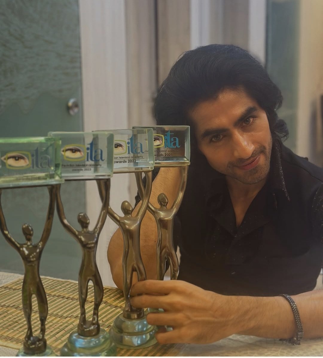 I had no plans to log back onto Twitter after months, but here I am today to congratulate #HarshadChopda for winning Best Actor (Popular)🏆 yet again for the 4th year in a row!  Luckily, I've witnessed all four wins. Kudos to HCians for voting relentlessly to make this happen!👏