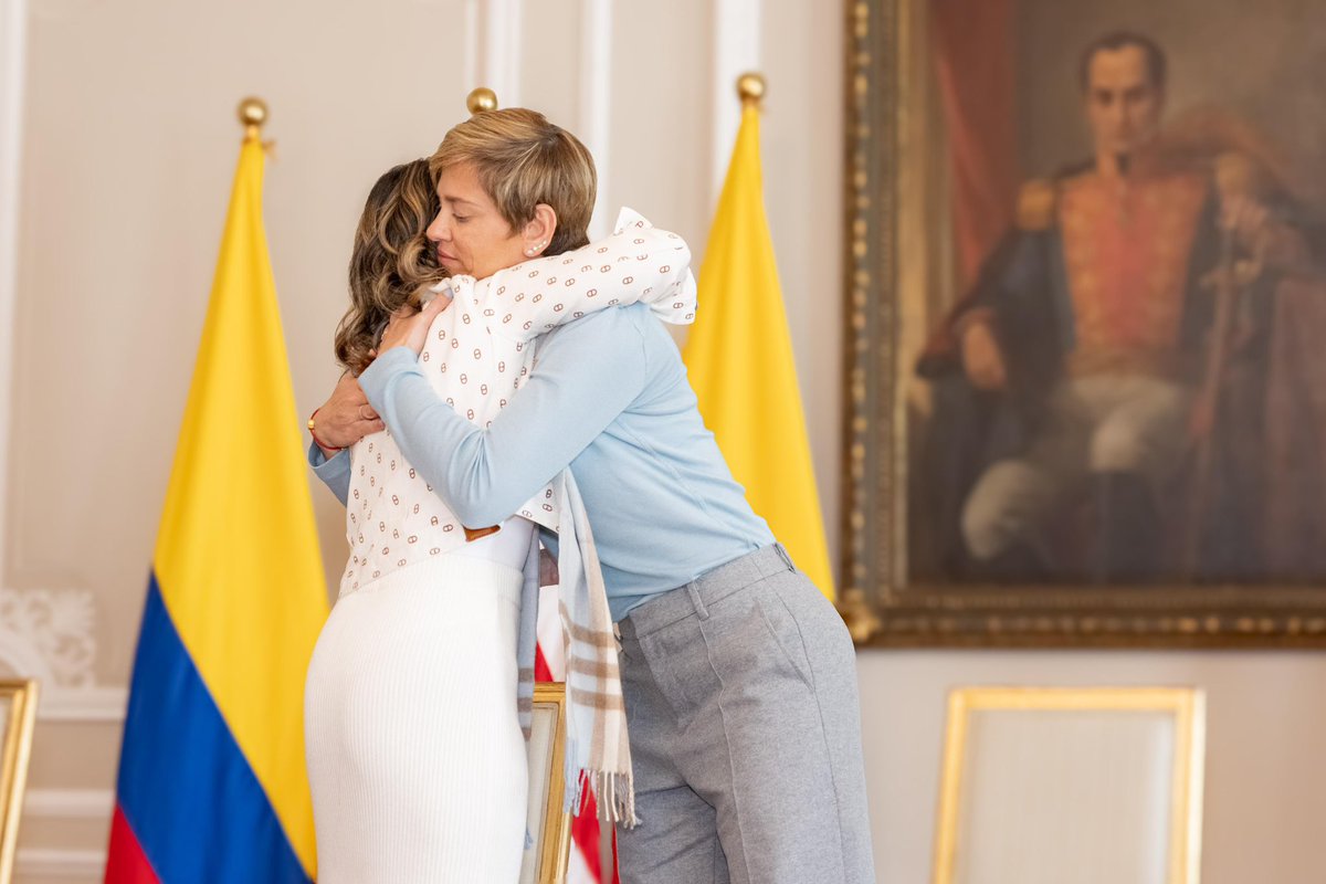 DapreCol's tweet photo. En alianza con @MinjusticiaCo, @INPEC_Colombia y @USPEC_Colombia, la directora @LauriSarabia y la primera dama @Veronicalcocerg firmaron un acuerdo con EE. UU. para fortalecer la resocialización de mujeres privadas de libertad en Montería. 👉 https://t.co/d9y5BOrttz https://t.co/9gTfPiVnrf