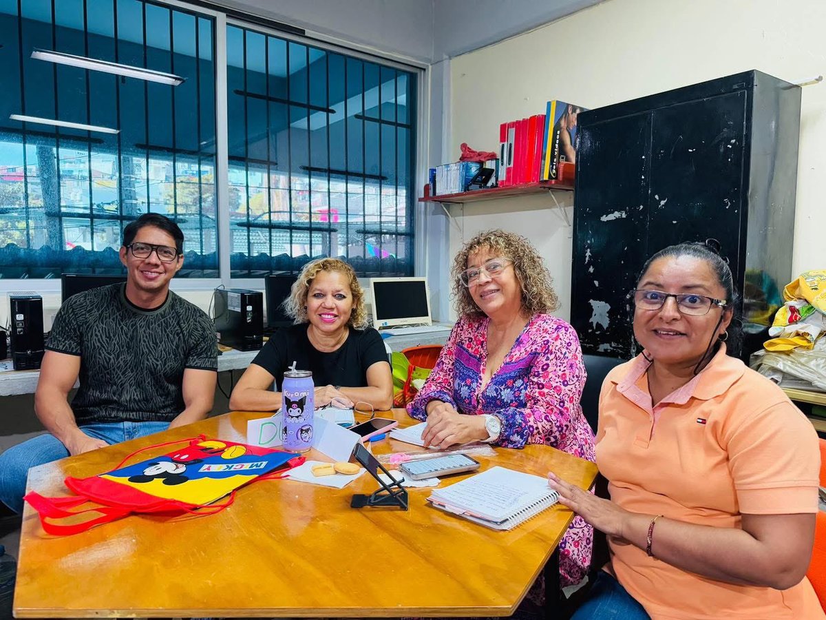 Continúan los avances del Programa Acelerador Escolar con la 4ta sesión en la escuela primaria Justicia Social ✏️

Sin duda una sesión muy productiva, llena de aprendizaje y compromiso por parte de las y los docentes 🫶🏼