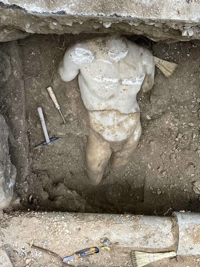 NikosAg's tweet photo. During routine construction works at the natural gas pipeline network in Athens, this magnificent marble statue of Hermes was recovered today in a fairly good condition. After all, you know what to expect when you unearth in democracies. https://t.co/AaOumXMJfX