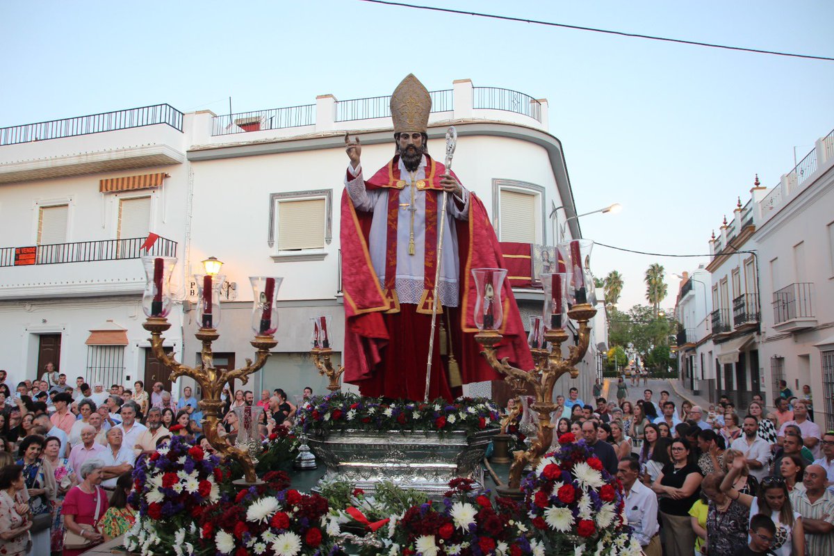 JuanLabado00's tweet photo. La Piedad Popular en el 41610 se llama San Eutropio.

Patrón de esta Villa de Paradas desde 1758 mediante Bula Papal, aunque desde la fundación del pueblo (1460) se le rinde culto y se le levanta la Parroquia en su nombre.

A San Eutropio debe este pueblo los favores recibidos. https://t.co/S7e863Fpuh