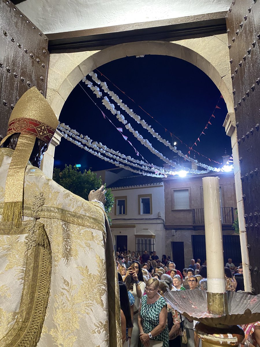 JuanLabado00's tweet photo. La Piedad Popular en el 41610 se llama San Eutropio.

Patrón de esta Villa de Paradas desde 1758 mediante Bula Papal, aunque desde la fundación del pueblo (1460) se le rinde culto y se le levanta la Parroquia en su nombre.

A San Eutropio debe este pueblo los favores recibidos. https://t.co/S7e863Fpuh