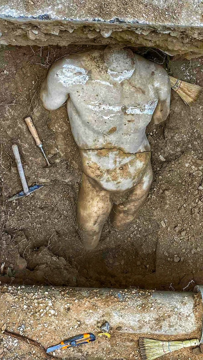 greece_northern's tweet photo. New discovery: A marble statue of a nude male was discovered during the supervision of a gas network installation, in downtown Athens.

In this area, during the imperial period (1st–5th c. AD), some of the most magnificent villas of the city were located. https://t.co/u3uSVTxRN5