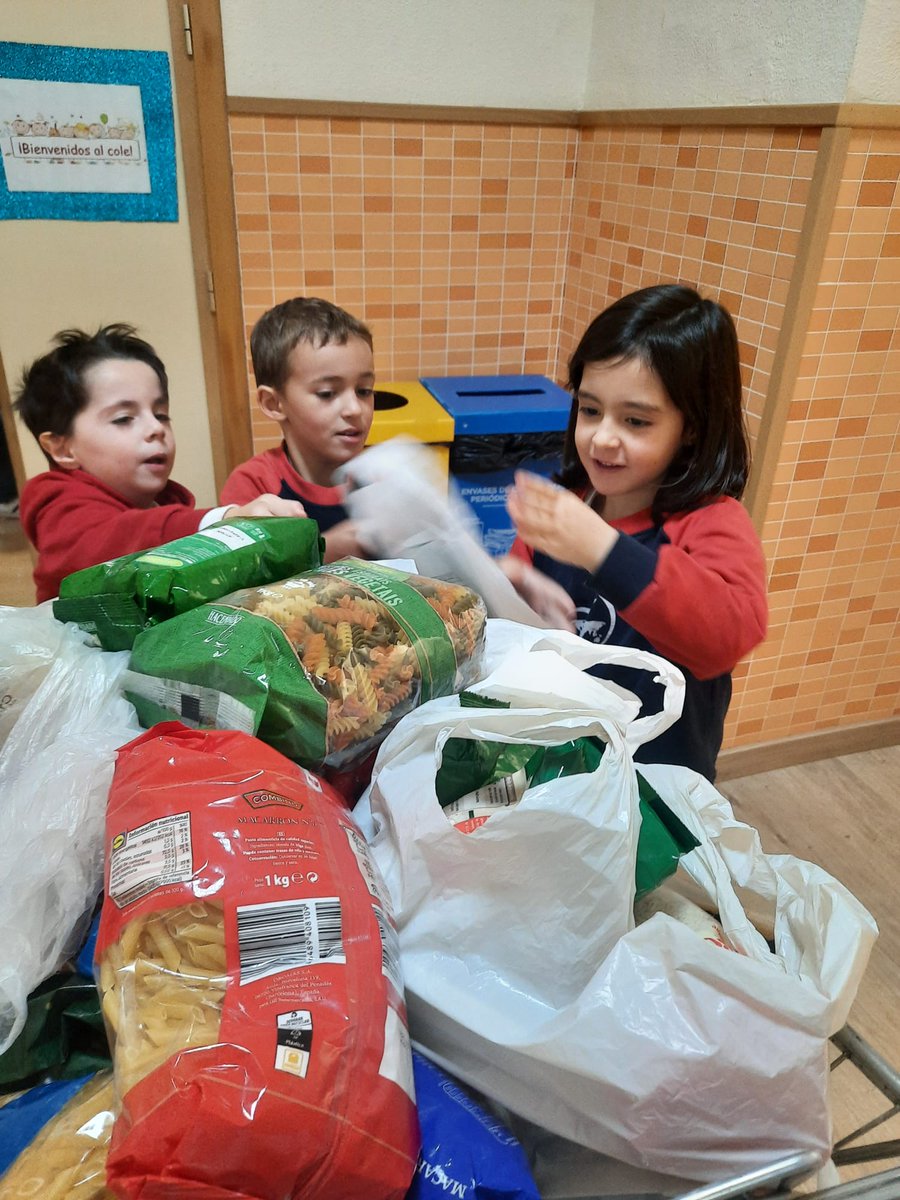 CSC_Granada's tweet photo. Nos hemos quedado sorprendidos/as con tantos “kilos de generosidad” por el día del kilo. 🥡
Nuestros/as agentes de pastoral nos recuerdan que mañana MARTES 10 de diciembre, es el 2º día de campaña y es el DÍA DEL LITRO🍶🥛🍶☕ . ¡Colabora!
#campañadenavidad #FESB https://t.co/VDC5mysOpC