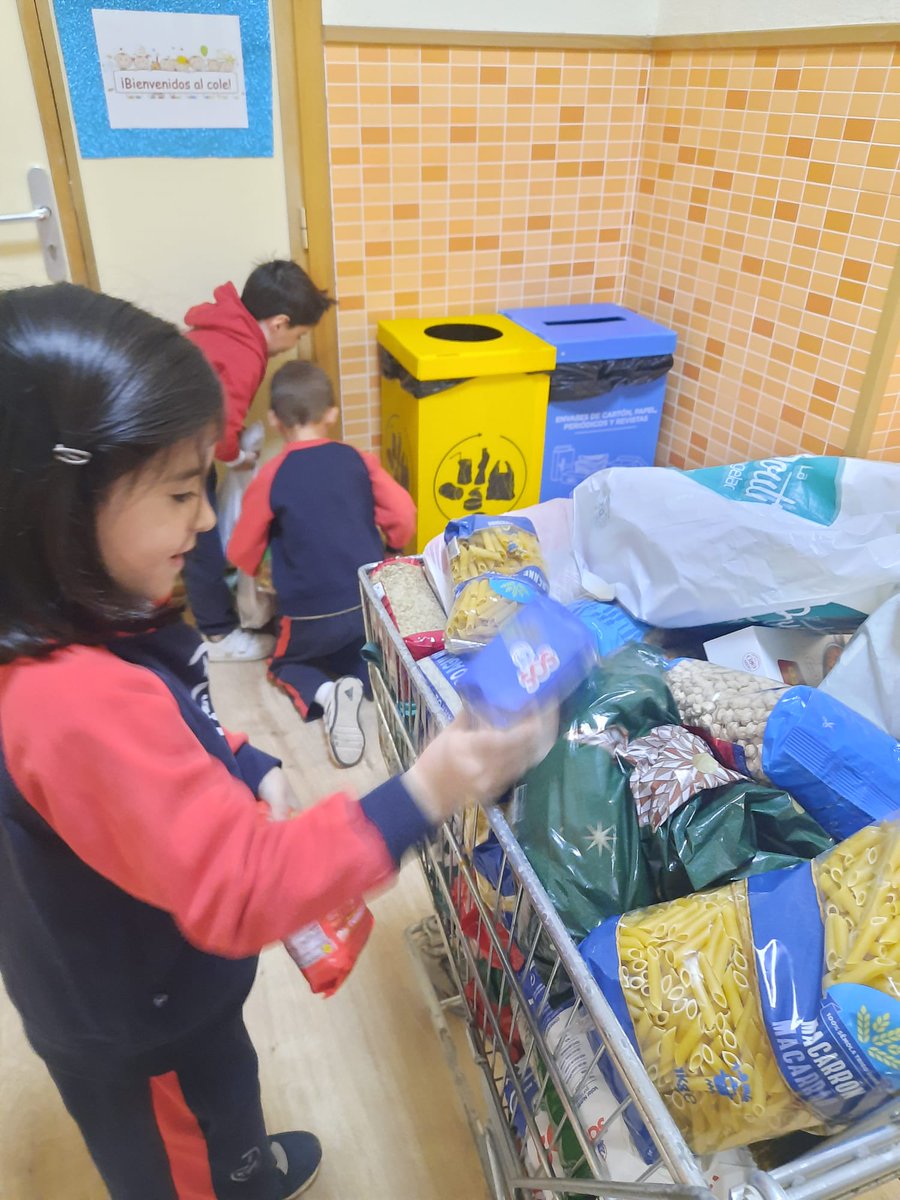 CSC_Granada's tweet photo. Nos hemos quedado sorprendidos/as con tantos “kilos de generosidad” por el día del kilo. 🥡
Nuestros/as agentes de pastoral nos recuerdan que mañana MARTES 10 de diciembre, es el 2º día de campaña y es el DÍA DEL LITRO🍶🥛🍶☕ . ¡Colabora!
#campañadenavidad #FESB https://t.co/VDC5mysOpC