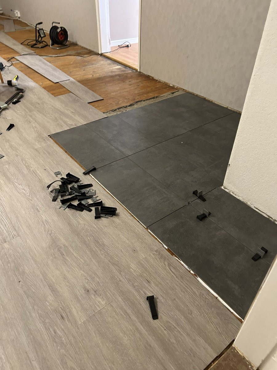 TuijaVirtanen's tweet photo. Nuorten miesten tekosia 😍👍
Kohta on olohuoneessa uusi lattia✅
Nämä on kuin syntyneet tähän hommaan. Ahkeria, osaavia, itseohjautuvia, hyvin käyttäytyviä ja mukavia 🫶
Näiden kanssa voisin perustaa remppafirman. 
#remppa #muutto #käenpesä #box #sipoo https://t.co/qMASDrY2px