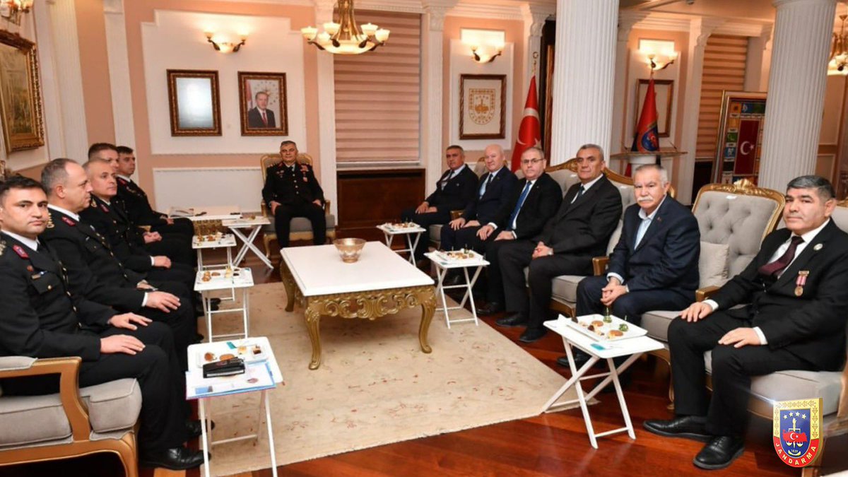Emekli Uzman Jandarmalar Derneği (EMUJAD) Genel Başkanı Sayın Şeref ÇAYIRTEPE ve beraberindeki heyet, 9 Aralık Uzman Jandarmalar Günü münasebetiyle, Jandarma Genel Komutanımız Orgeneral Sayın Ali ÇARDAKCI’yı ziyaret etti.
📍Ankara
🗓️9 Aralık 2024