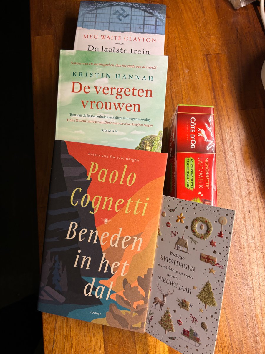 lavavero's tweet photo. Wow, wat een verwennerij! 3 boeken en wat zoets. Bedankt #secretSanta @justme_1981 !!!! En bedankt @GrietVanLoo voor de organisatie alweer #Twitterbookmas https://t.co/wywpg0BOdP