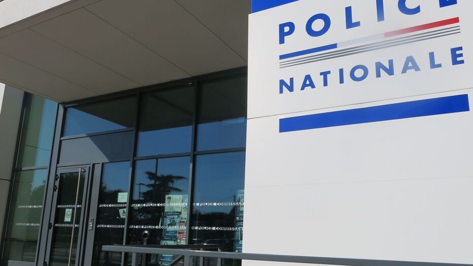 info_Paris_IDF's tweet image. 🔴 FLASH - #Chelles : Trois hommes ont été interpellés par les policiers de #Villeparisis.

👉 Ils sont #suspectés d’avoir dévalisé une quinzaine d’automobilistes occupés à faire le plein. Ils ont été placés en détention en attendant leur procès. (Lp) #SeineEtMarne