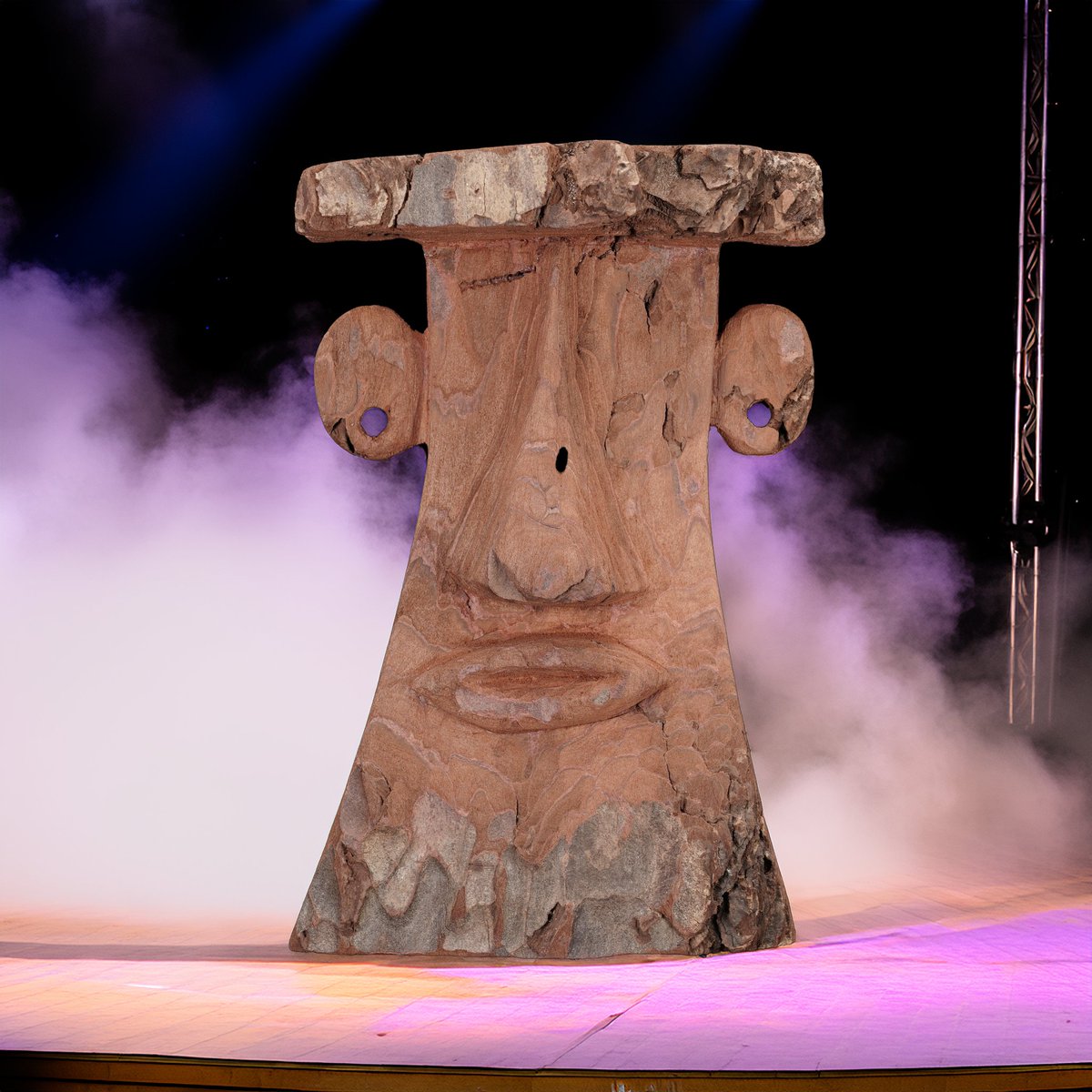 🎹✨ Evil Elton #98 has hit the stage! 🌌🎭 With smoke rising and lights shining, this enigmatic Moai is ready to dazzle (or haunt?) the crowd. 👀🗿 For just 0.05 ETH, take home this #phygital showstopper and let the drama unfold in your collection. 🚨 Don’t miss the performance: