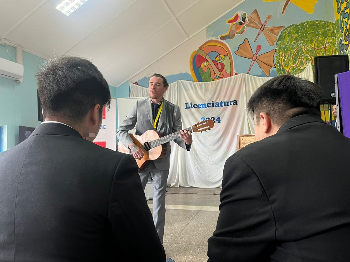 SenameLosRios's tweet photo. 🎓En el Centro de Justicia Juvenil de Valdivia se realizaron licenciaturas de enseñanza media, a cargo del Colegio Enlace, y de enseñanza básica, a cargo del programa Apoyo Socioeducativo de Fundación @FTDESPERANZA .

¡Felicidades a los jóvenes por sus logros académicos! 👏👏👏 https://t.co/QvpRkL6zAe