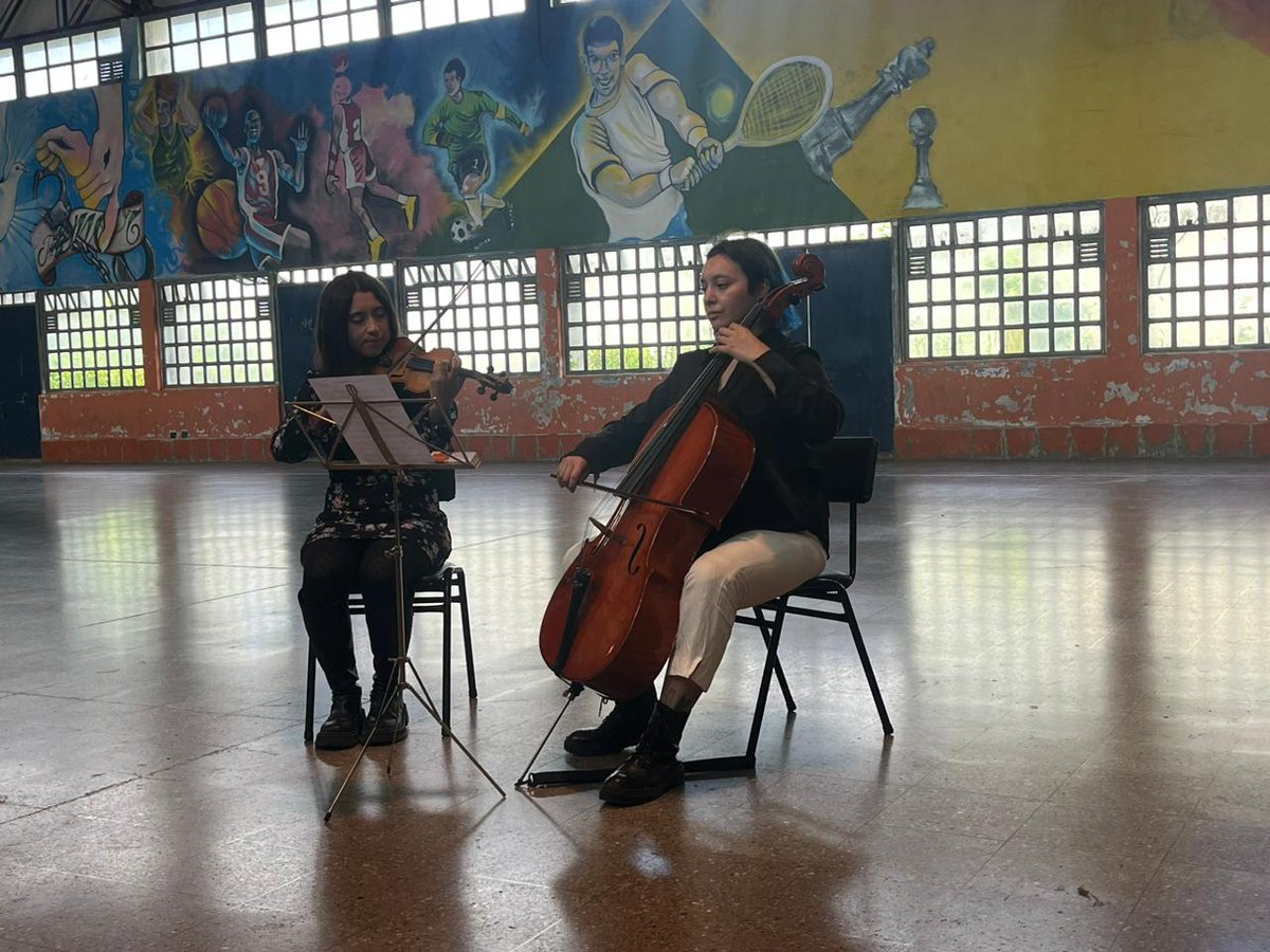 🎓En el Centro de Justicia Juvenil de Valdivia se realizaron licenciaturas de enseñanza media, a cargo del Colegio Enlace, y de enseñanza básica, a cargo del programa Apoyo Socioeducativo de Fundación <a href="/FTDESPERANZA/">Tierradeesperanza</a> .

¡Felicidades a los jóvenes por sus logros académicos! 👏👏👏