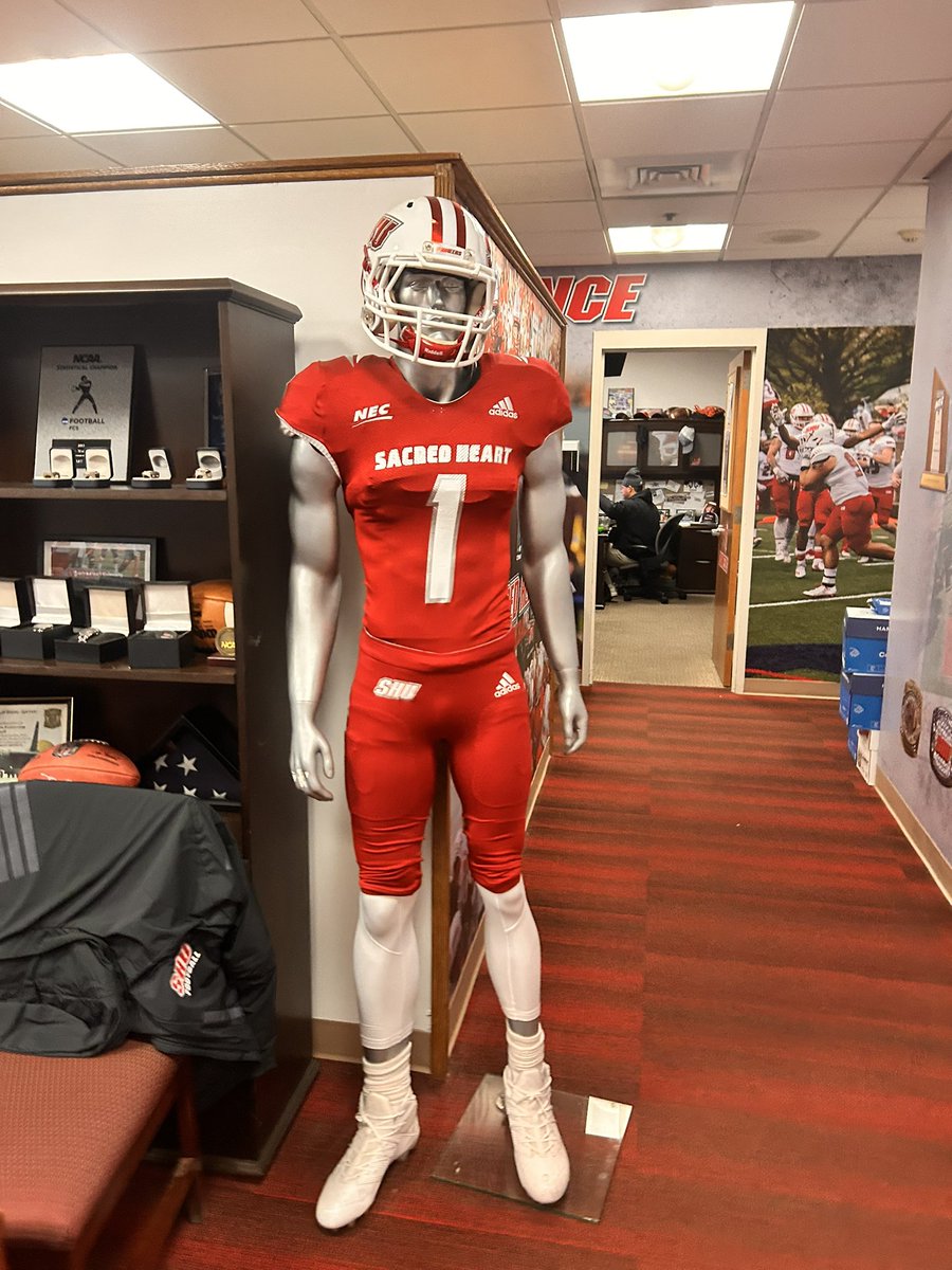 jadenhaly's tweet photo. I Had a Great Visit Today at Sacred Heart University @SHU__Football ❤️🤍 Thank You @CoachGardner_ @Coach__Duke @mark_nofri @CoachPSap @CoachDEdwards @coach_perlo_apr @CollegiateMb @MrNoOffseason @QBCoachBrady https://t.co/vWjhMsAKQh