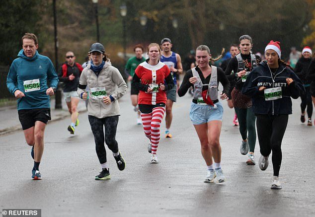 TheNorskaPaul's tweet photo. The #LondonSantaRun took place on Saturday with runners completing a 10k course in central London.๐๐
This years event was toย raise money for the Forward Trust, which works to help people who have addictions or served jail time to make positive change within their lives.๐๐๐ผ๐โโ๏ธ https://t.co/977vmRYlNv
