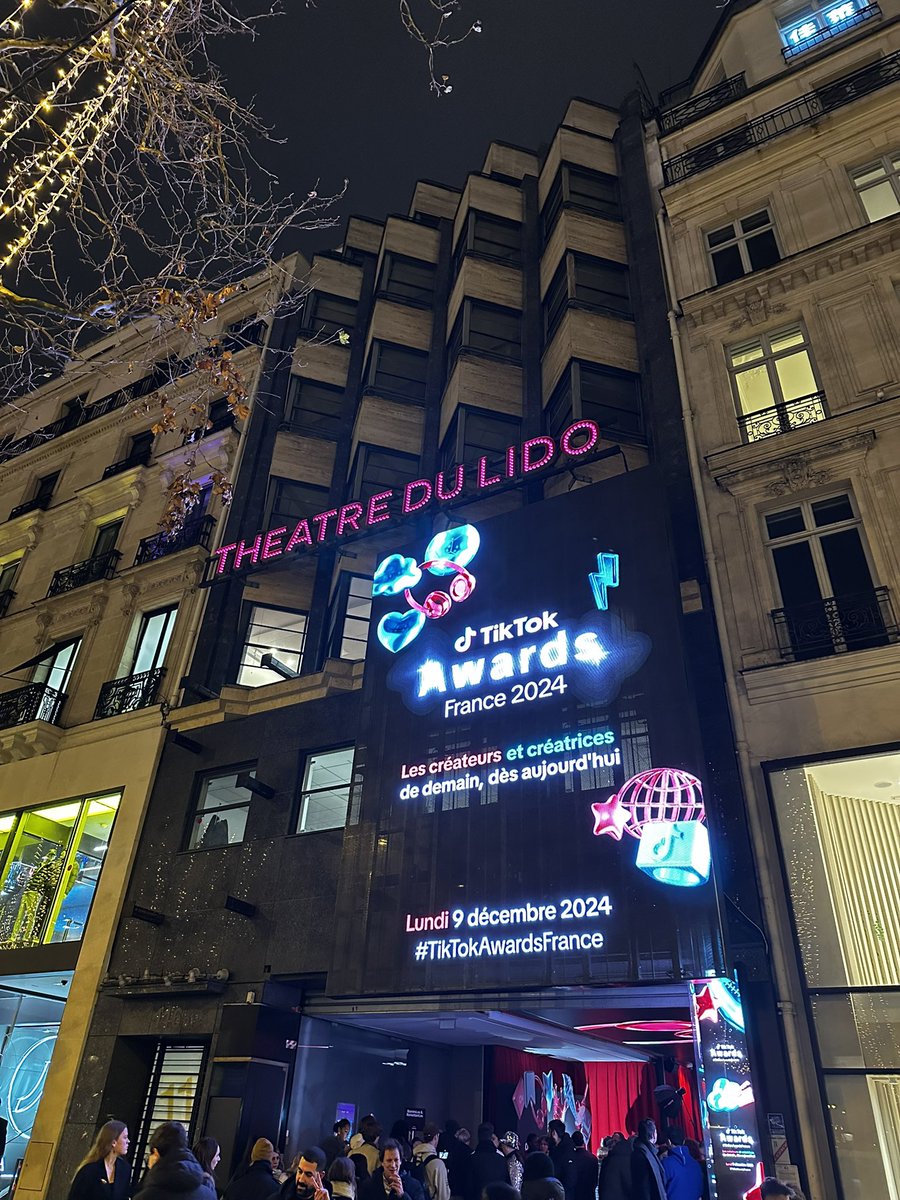 DidierInsurge's tweet photo. Paris, Champs Élysées, la soirée complotiste, conspirationniste et fakes de l’univers ! 
C’est ouf, c’est le nombre d’adeptes… 
#TikTok #9déc2024 https://t.co/Klb6cVoPFM