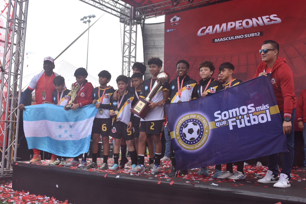GustavoRocaGOL's tweet photo. 🇭🇳⭐️ CAMPEONES CENTROAMERICANOS
La Academia de Fútbol Chamaco Guifarro en su categoría U-12 se CORONÓ CAMPEÓN CENTROAMERICANO de la #CopaClaro disputada en Guatemala.
Los chamaquitos barrieron con TODOS y se adjudicaron OTRO TROFEO internacional luego de haber ganado hace unos meses la #MiamiCUP.
✍🏻 Sus resultados en la #CopaCLARO:
✅ 8-0 ante Costa Rica
✅ 4-2 ante El Salvador
✅ 1-0 ante Guatemala
🤝 1-1 ante Nicaragua
✅ 4-2 ante Costa Rica (Gran final)
🧤 Su portero Gabriel Guifarro fue condecorado como el guardameta menos vencido del torneo.
Una más para la galería de la AFCG. ¡Felicidades Chamaquitos! 🌟👏🏻
#HondurasPOWER 🔥🇭🇳
