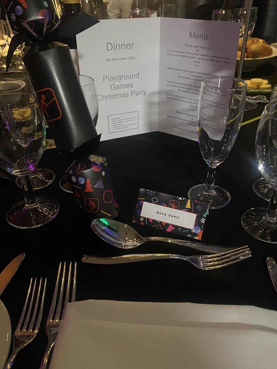 А тут, кстати, ещё не хвасталась 
Я уже и на рождественский корпоратив успела сходить в первую же неделю работы 😅