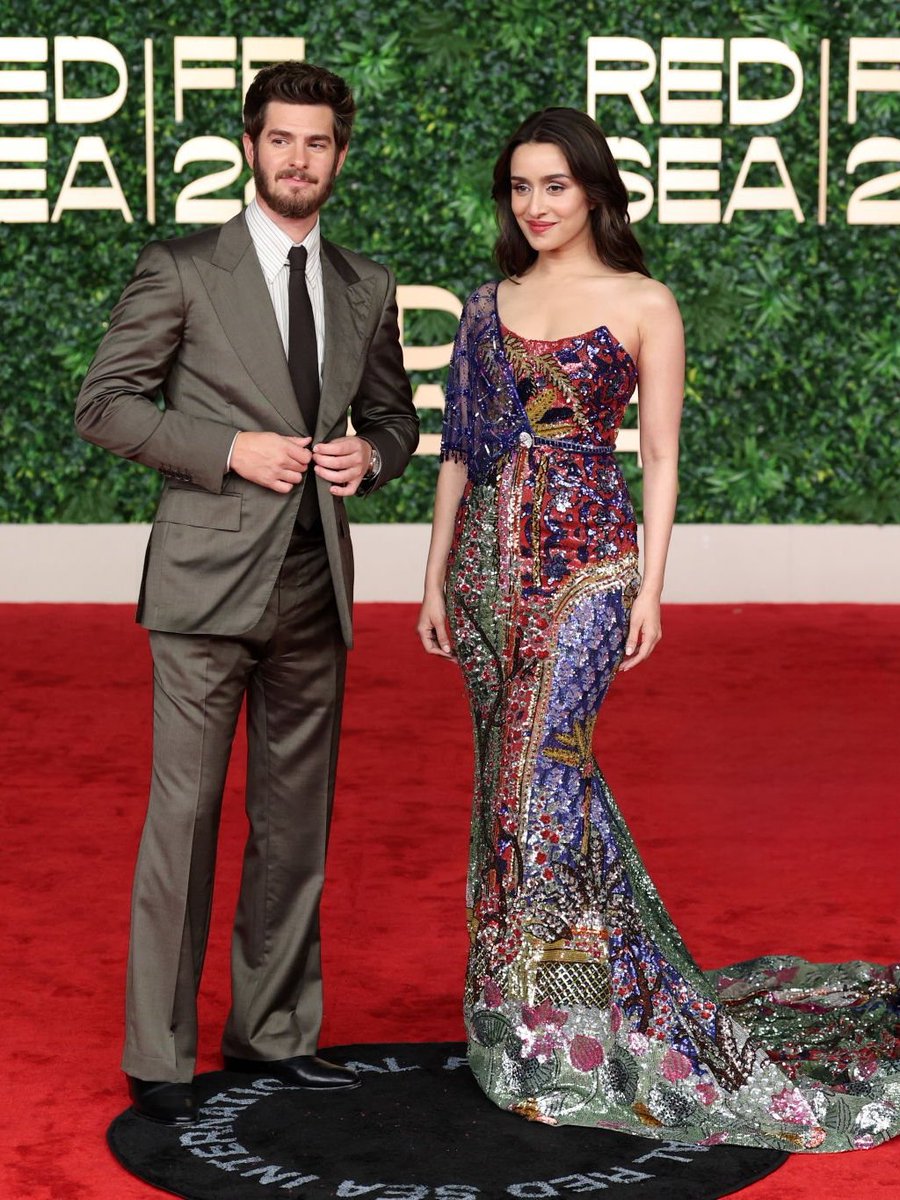 Andrew Garfield e Shraddha Kapoor no tapete vermelho do Red Sea International Film Festival.