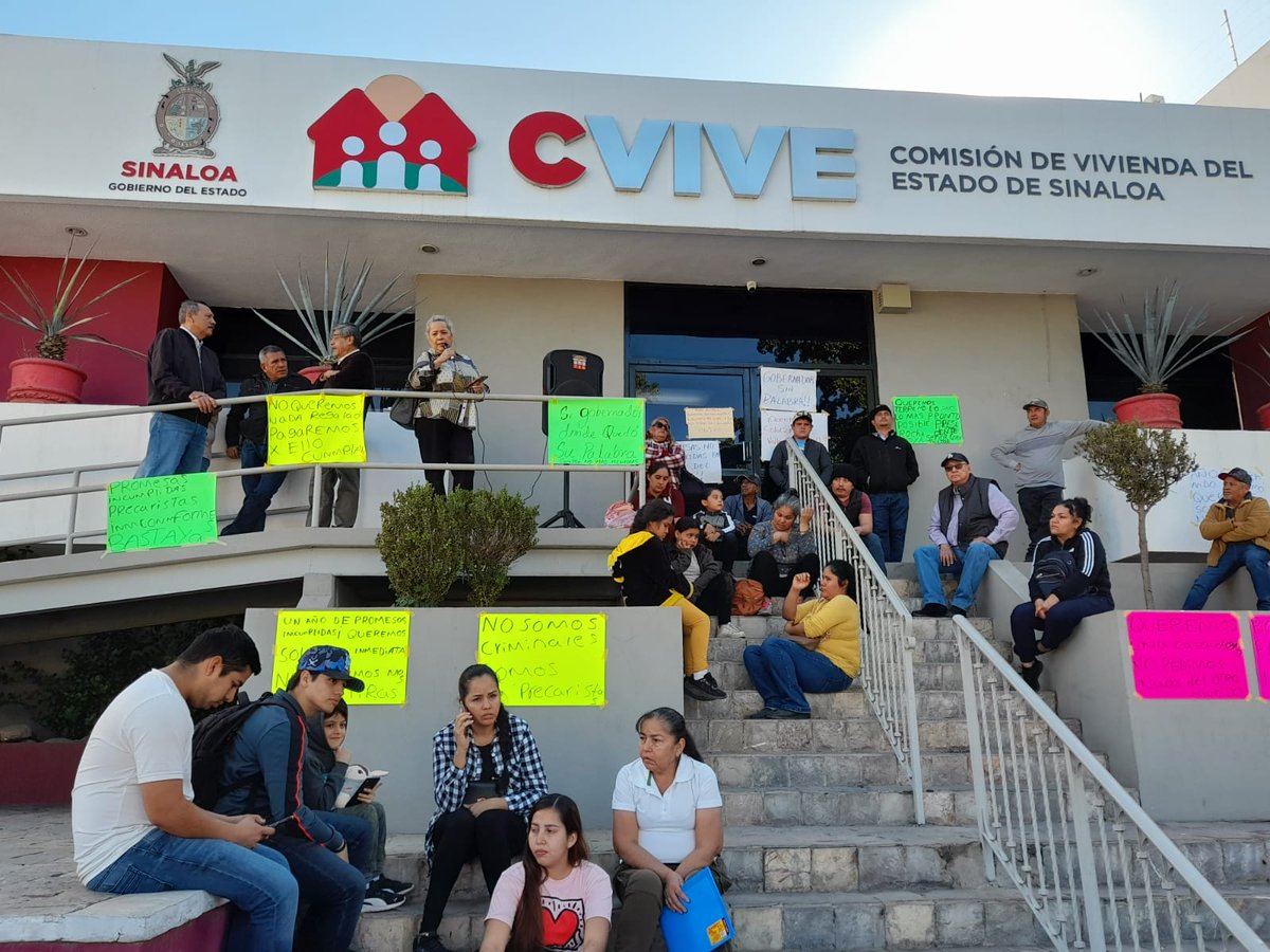 Riodoce_mx's tweet photo. #Estatal | Miembros de la Coordinadora Estatal por el Derecho Humano a la Vivienda Digna y Reservas Territoriales tomaron las oficinas de #CVIVE para exigir que se cumpla la promesa de adquirir #reservasterritoriales a fin de reubicar a los habitantes del fraccionamiento Valle del Agua.
https://t.co/NVr34qdj7m