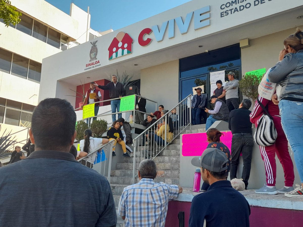 Riodoce_mx's tweet photo. #Estatal | Miembros de la Coordinadora Estatal por el Derecho Humano a la Vivienda Digna y Reservas Territoriales tomaron las oficinas de #CVIVE para exigir que se cumpla la promesa de adquirir #reservasterritoriales a fin de reubicar a los habitantes del fraccionamiento Valle del Agua.
https://t.co/NVr34qdj7m