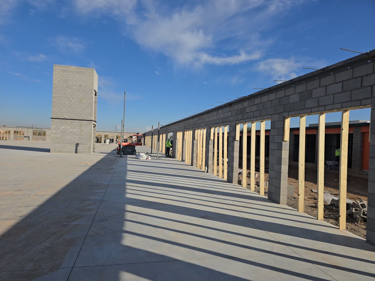 AbernatheyCo's tweet photo. Progress is Happiness. 
Progress on our Laveen, AZ site is coming along nicely.  😎

GSF: 122,757
Units: 669 https://t.co/LAjRkFkiE9