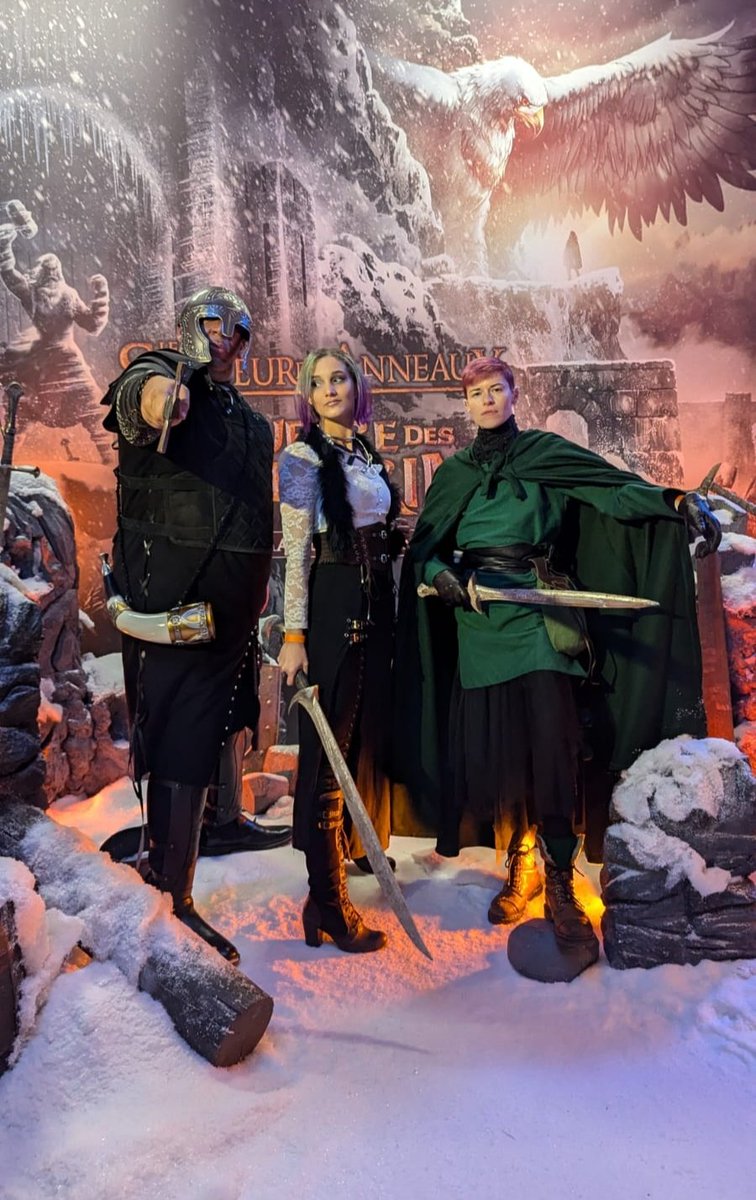 SybilCollas's tweet image. Avant-première La Guerre des Rohirrim avec @_Nat_Ali (ya un voyage à gagner en postant son costume, on invoque le pouvoir des oreilles pointues) 🌟✨✨
Le photocall dans la fausse neige ❤️❄️

#LeSeigneurDesAnneaux #LaGuerreDesRohirrim @warnerbrosfr