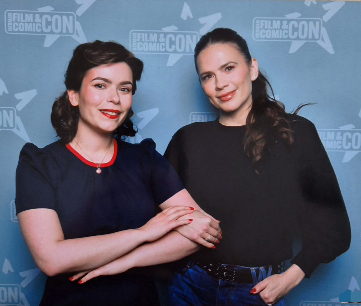 I saw Hayley Atwell voilà ❤️
After this difficult year fighting cancer, finally being in remission ; 
the icing on the cake is seeing Hayley Atwell !
It’s crazy, I never imagined ending the year like this.🤧

Thank you <a href="/GermanComicCon/">German Film Comic Con</a>
For making my dream come true 🫶🏻
#peggycarter