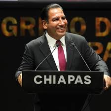 Seguro de lograr sus objetivos, Eduardo Ramírez Aguilar <a href="/ramirezlalo_/">Eduardo Ramírez</a> asume el gobierno de Chiapas apostando por la #seguridad y un programam de #alfabetización para sacar a la entidad del primer lugar de #analfabetismo en México. Me siento afortunado de aportar para éste último.