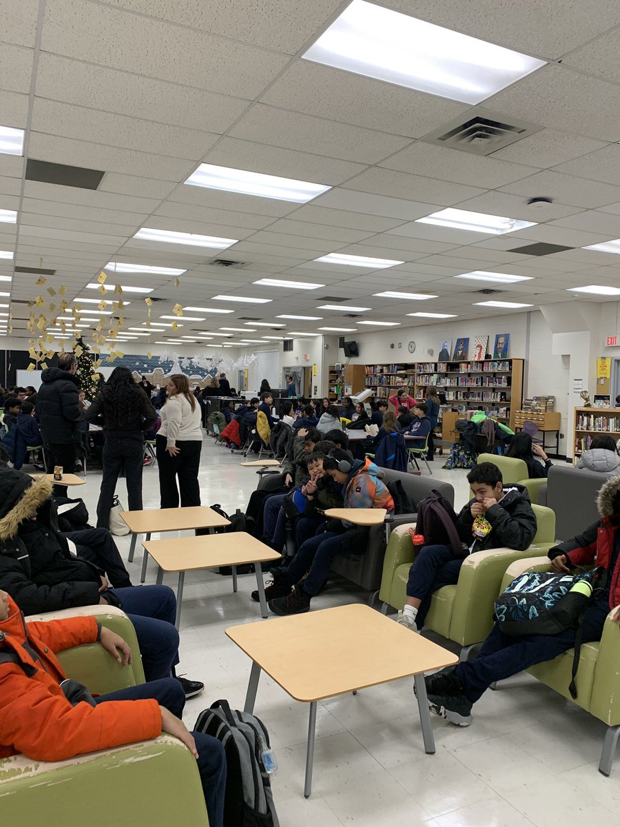 DLIT_TCDSB's tweet image. Kickoff for #TCDSBCSEdWeek ! Amazing turn out from all our areas fully engaged with @microbit_edu ! Thanks to Bishop Marrocco TM for hosting us & our Math Dept. for running the session! @TCDSB @TCDSB21C @laila_velocci @TCDSB_MathSO #impactsofcomputing #csedweek #csheroes
