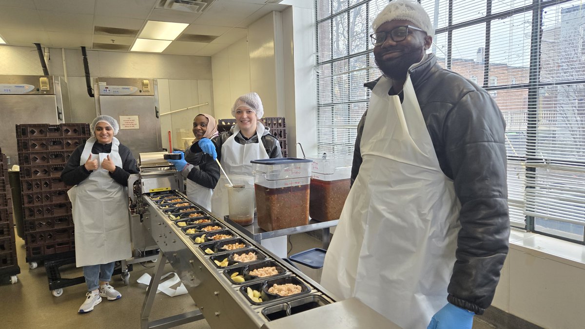AlphaMoose_'s tweet photo. Today Becky Strohl joined other @JHUCarey students at #MoveableFeast, where they volunteered their morning packing healthy meals for Baltimore and Maryland residents in need. Today, Moveable Feast🥫serves 1,000+ clients &amp; delivers 8,000+ meals/week. https://t.co/6Xk6DWExlQ https://t.co/LHwPzngbWT