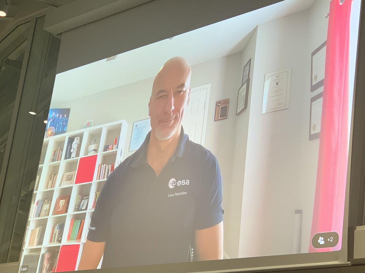 LCSpatiale 👨🚀🚀🛰️📡 (@ajmeunier) on Twitter photo En direct de Houston, <a href="/astro_luca/">Luca Parmitano</a> en discussion avec les étudiants présents pour l’#ItalianSpaceDay à l’<a href="/esa/">European Space Agency</a>. Par les temps qui courent, toujours inspirant de voir un échange comme celui-ci. #Lachroniquespatiale En direct de Houston, <a href="/astro_luca/">Luca Parmitano</a> en discussion avec les étudiants présents pour l’#ItalianSpaceDay à l’<a href="/esa/">European Space Agency</a>. Par les temps qui courent, toujours inspirant de voir un échange comme celui-ci. #Lachroniquespatiale