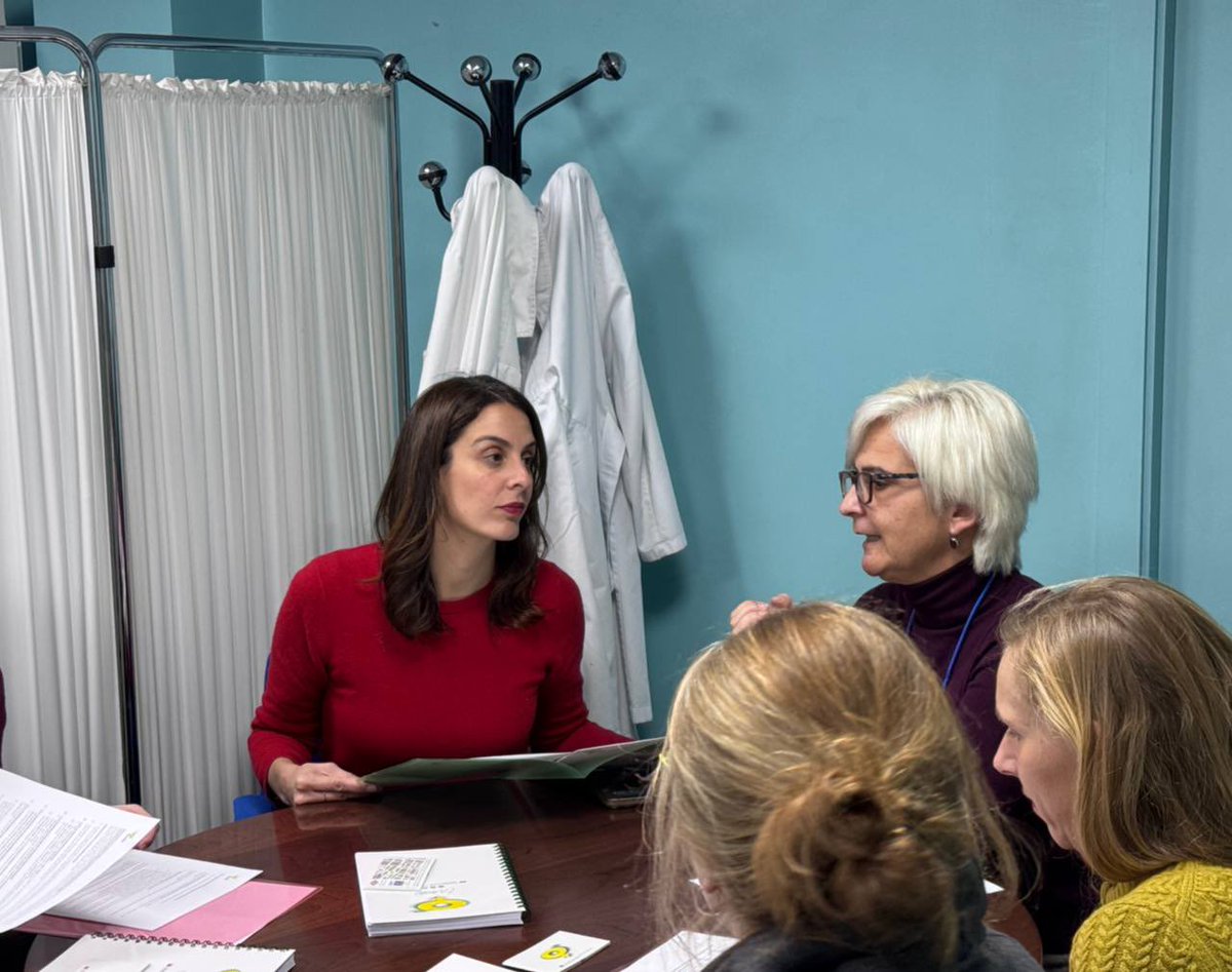 Rita_Maestre's tweet photo. En la clínica Dator los antiabortistas esperan a las mujeres para intentar influir en una decisión que es sólo suya, llamándolas asesinas o inventando bulos como que el aborto provoca cáncer, desde los 5 locales de asociaciones ultrareligiosas que rodean la clínica. 

El PP financia este acoso con subvenciones públicas. Nosotras nos reunimos con las profesionales para defender su trabajo como un derecho.