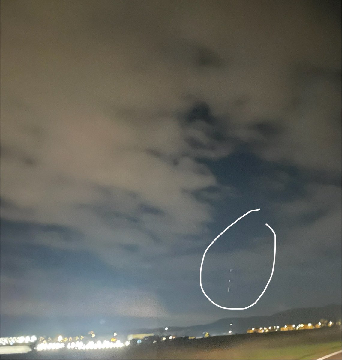 gaztarain's tweet photo. @eltempsTV3 és una foto des del cotxe i borrosa. Però al cel del Bages hi havia com un fil vertical de llumetes. ( com una tira de llums del pessebre) què és ?? https://t.co/WiegVaVYAi