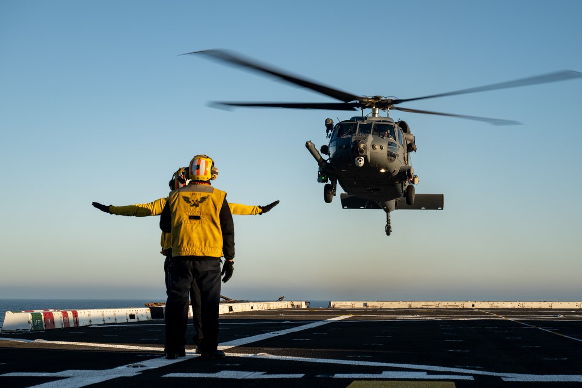 USPacificFleet's tweet photo. Teamwork in action as Sailors guide and secure a U.S. Air Force HH-60W Jolly Green II helicopter aboard the USS Somerset (LPD 25) during #SteelKnight24 ๐โ๏ธ This exercise enhances the integration of joint and naval forces, training together as a full Marine Air-Ground Task Force. https://t.co/7KHqBtrzwe