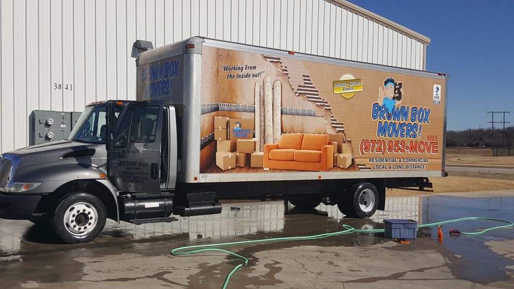 BrownBoxMovers's tweet image. 📦 Moving long distance?  Don't stress!  ➡️

Our ultimate checklist has everything you need to plan your move like a pro.  From packing tips to finding movers, we've got you covered.

#longdistancemove #movingchecklist #relocating  #stressfreemoving

bit.ly/3ZwfFej