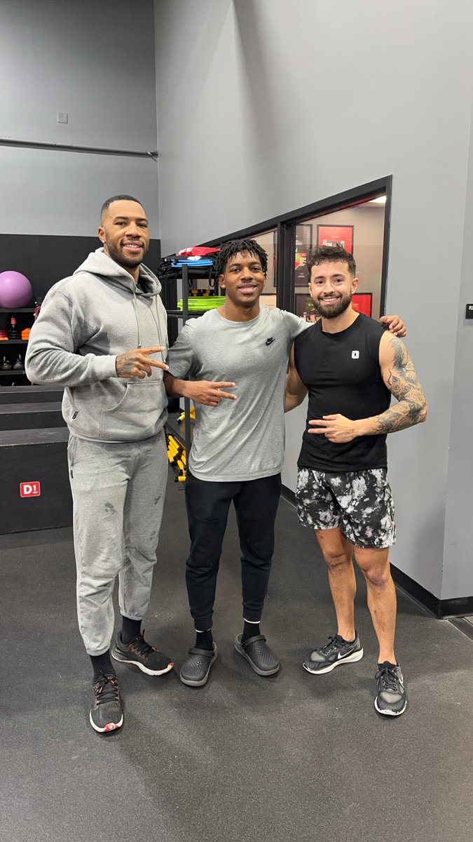 THE_ACE_TRAYLOR's tweet photo. Linked up with @cameron_Goodson and @jsmalls_17 on Sunday! I appreciate the workout!!!! Also shoutout to Jerry @Saint16King and @D1Allen for the support!
#BuiltForTheWork @8_parr @CoachVRodriguez @Coach_Rigg @AaronMeansIII1 @ArieTraylor https://t.co/6w3579Dkxi