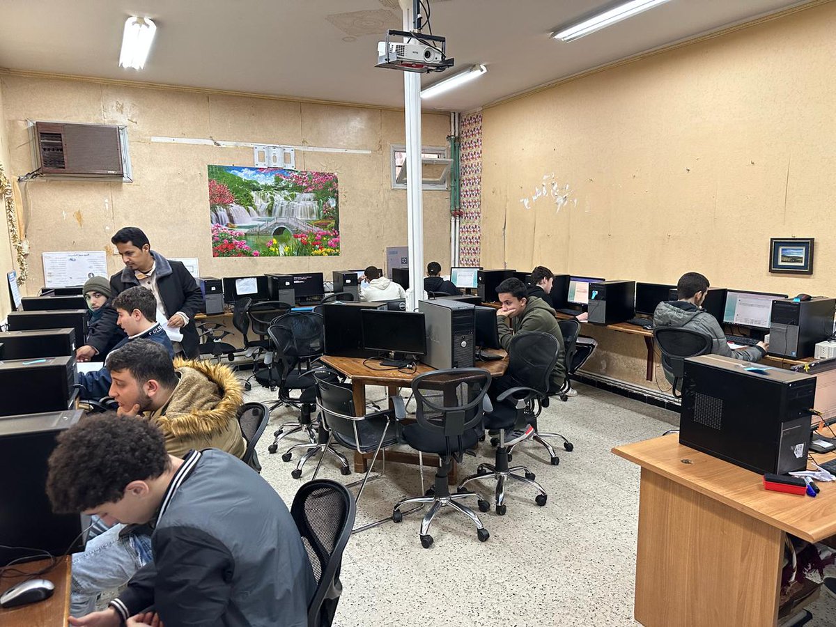 saoudischool1's tweet photo. بإشراف مدير المدرسة د. عبدالله العتيبي و تنسيق المعلم معيض الشهري، و مشاركة المعلم نذير خليج، نظّمت المدرسة السعودية في الجزائر اختبار القدرات التجريبي الإلكتروني الثاني في معمل الحاسب، و شارك فيه طلاب و طالبات الصفين الثاني و الثالث ثانوي، وكان الهدف منه التدريب المستمر  للطلاب. https://t.co/3C7OjfaeFv