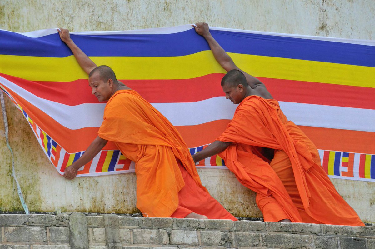 simplytgt's tweet photo. Monks draping a long Buddhist flag around the Ruvanveli Seya Dagoba in Anuradhapura, Sri Lanka. This sacred ritual highlights Sri Lanka's rich Buddhist heritage, where faith and culture blend seamlessly. #SriLanka #simplytravelgate #TGT #tgtimmersive https://t.co/P0Mk6F4TzW