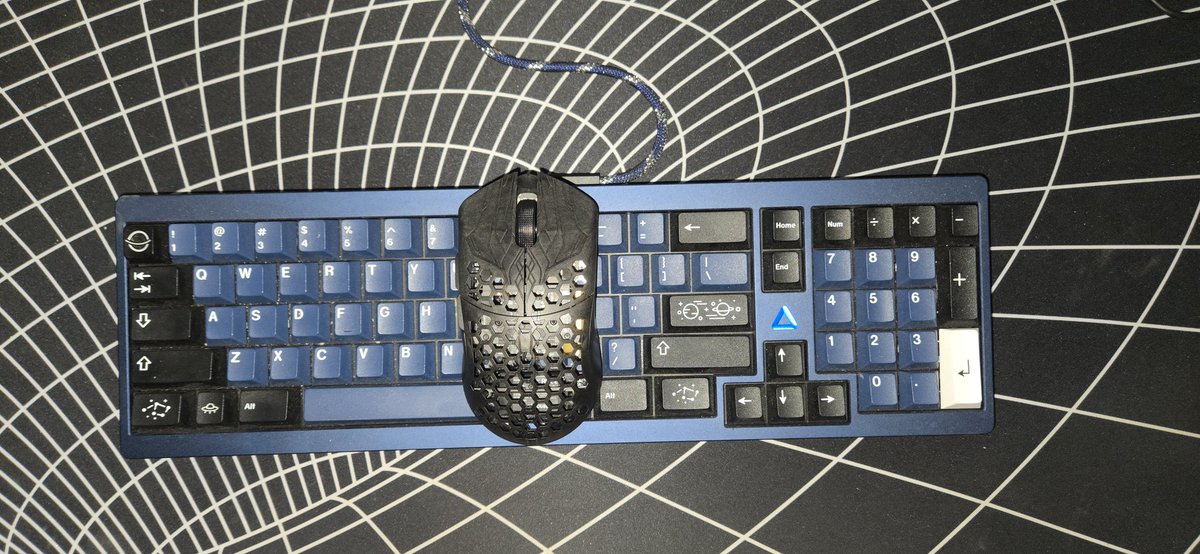 Coel03's tweet photo. @finalmouse Competitin in hand.  feels sweet. https://t.co/mWv461wsT7