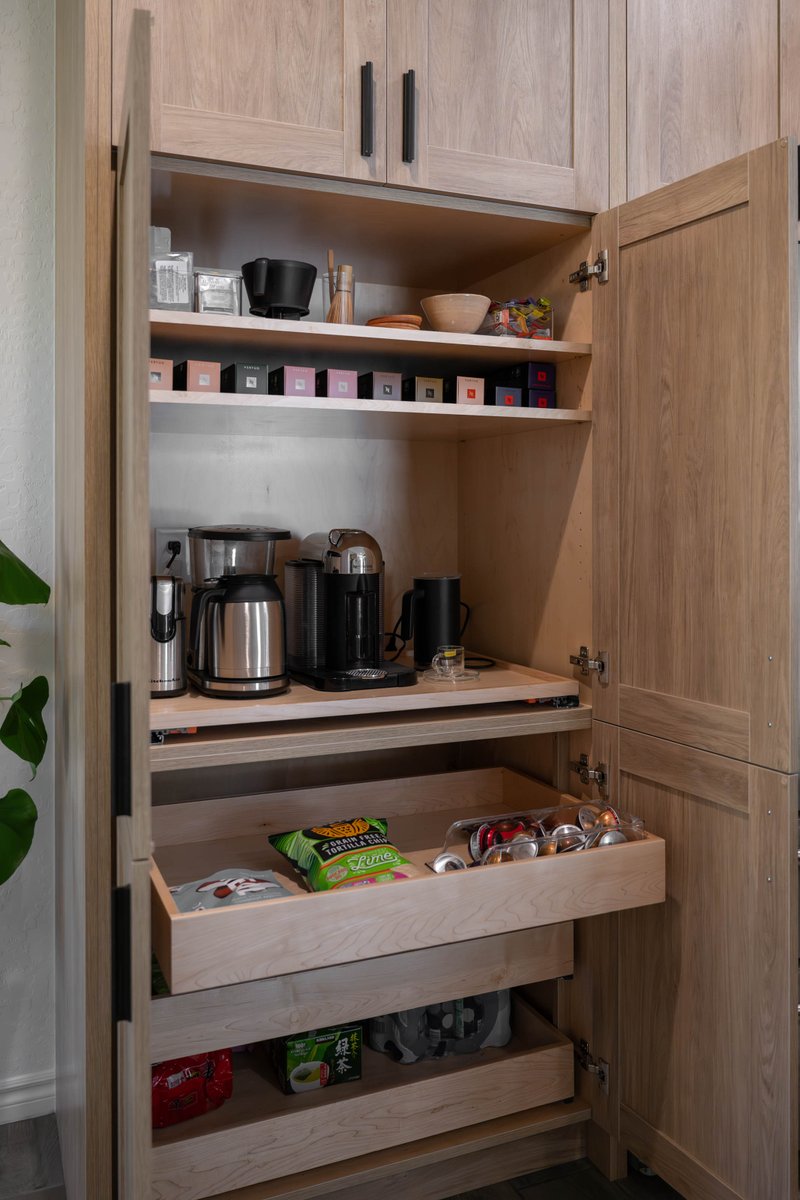 kingdom_and_co's tweet image. The options are endless for special kitchen features! Pullouts are an incredible way of storing spices, cutting boards, small appliances, and more. 

#kitchenfeatures #designbuild #kingdomandco #lasvegasremodel #kitchenremodel #cabinetry