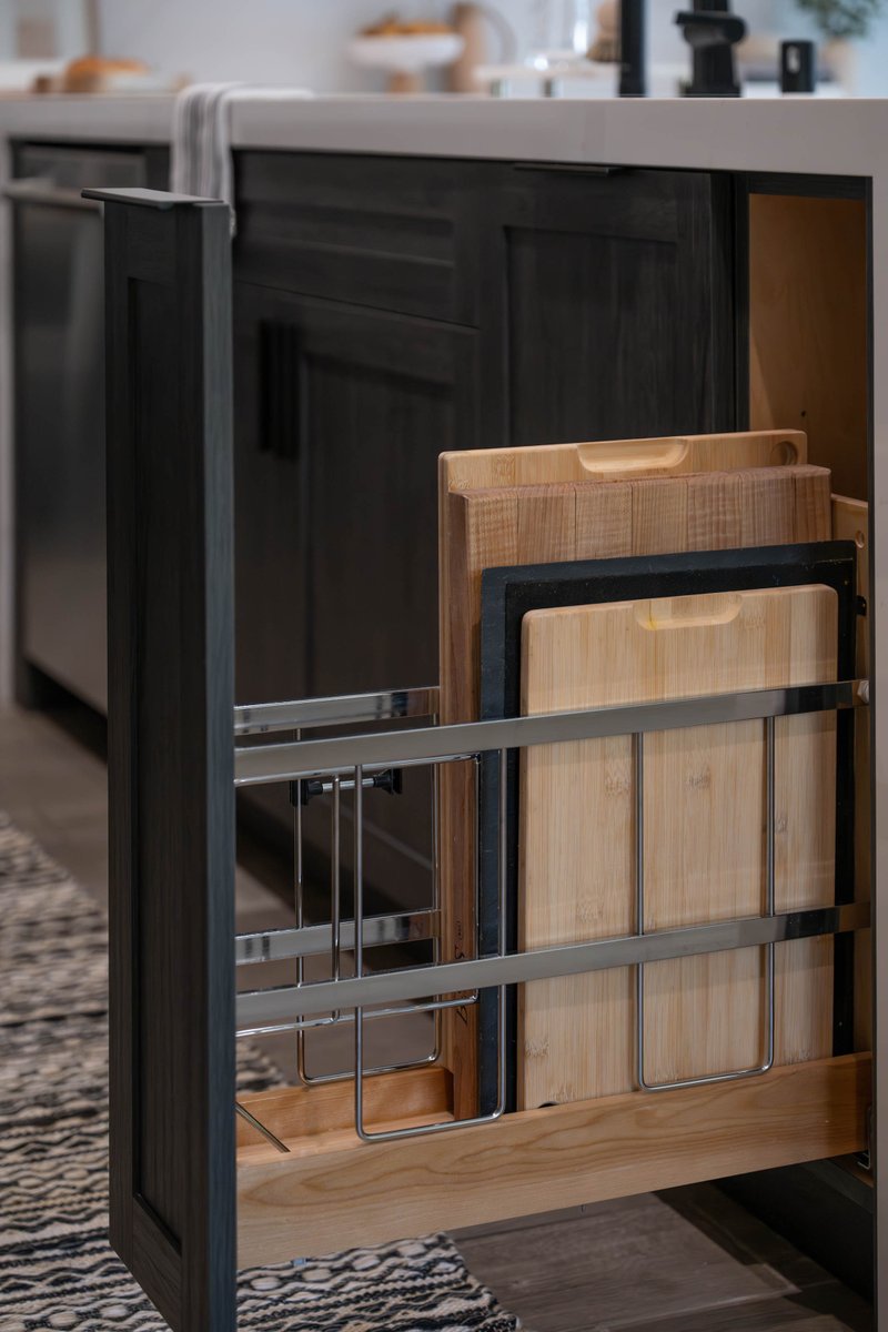 kingdom_and_co's tweet image. The options are endless for special kitchen features! Pullouts are an incredible way of storing spices, cutting boards, small appliances, and more. 

#kitchenfeatures #designbuild #kingdomandco #lasvegasremodel #kitchenremodel #cabinetry