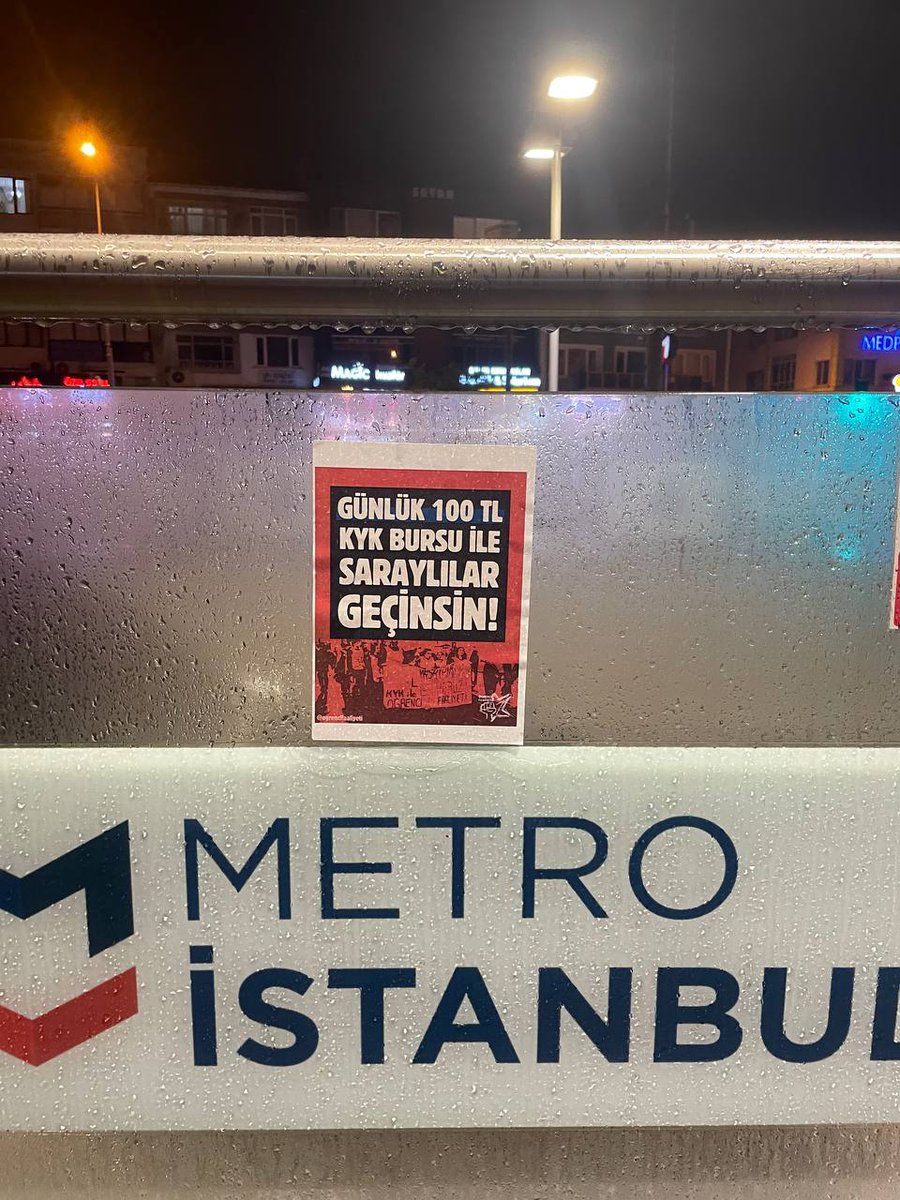 ogrncifaaliyeti's tweet photo. 66T’den iyi bilirsiniz biz üniversitelileri, 66TL ya da 100TL fark etmez: 100’ünüz kızarsın, 100 TL’ye mahkum ettikleriniz geliyor! 

Kabul etmiyoruz, tüm üniversitelilere çağrımızdır: Günlük 100 TL’ye mahkum değiliz, #100üKızarsınDiyeSokağa https://t.co/BgZLLZtKkq