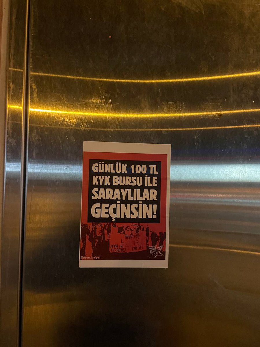 66T’den iyi bilirsiniz biz üniversitelileri, 66TL ya da 100TL fark etmez: 100’ünüz kızarsın, 100 TL’ye mahkum ettikleriniz geliyor! 

Kabul etmiyoruz, tüm üniversitelilere çağrımızdır: Günlük 100 TL’ye mahkum değiliz, #100üKızarsınDiyeSokağa